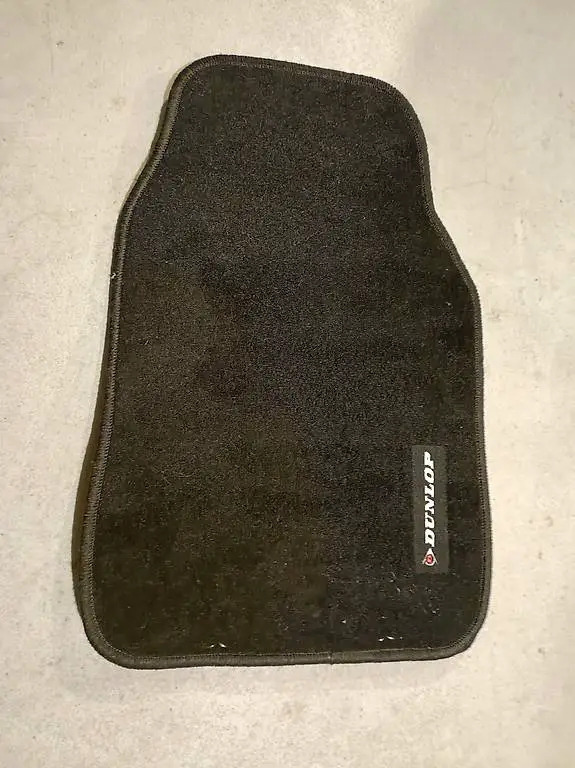 2 Stück neue Autoteppiche
