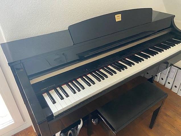 E-Piano Yamaha CLP-330 inkl. Hocker und Kopfhörer