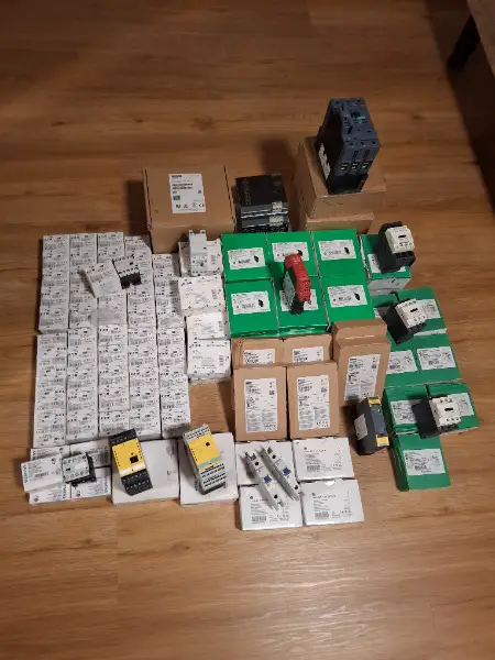 Elektro Material Zugreifen sehr Grosses Packet