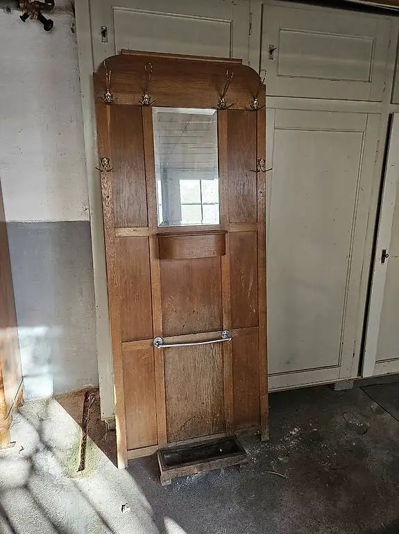 Antike Wandgarderobe