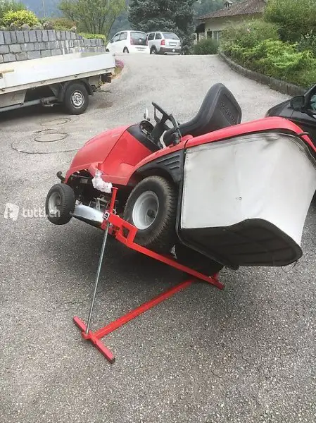 Sollevatore per tosaerba