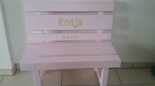 Kindersitzbänkli aus Holz zur Geburt