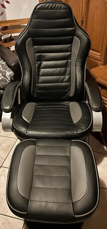 Fernsehsessel mit Hocker