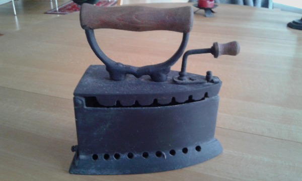 Antikes Bügeleisen / Glätteisen aus Gusseisen