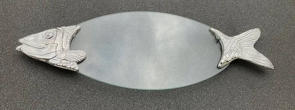Servierplatte aus Glas in Fischform