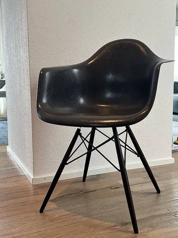 Vitra - Eames Fiberglass Stuhl mit Armlehne
