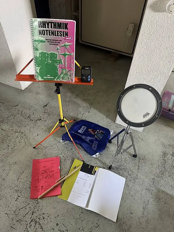 Noten ständer und Schlagzeug für Anfänger