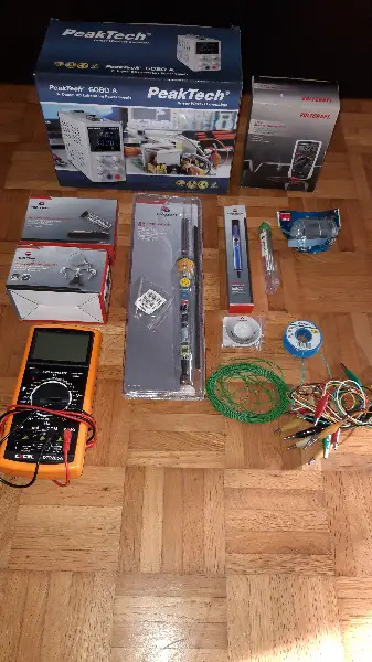 Labor Netzteil, Voltmeter, Lötkolbenset plus Zubehör.