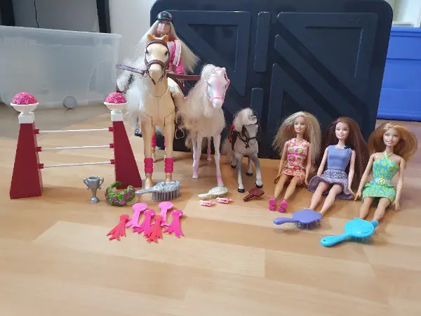 Barbie-Set mit Pferden und Puppen