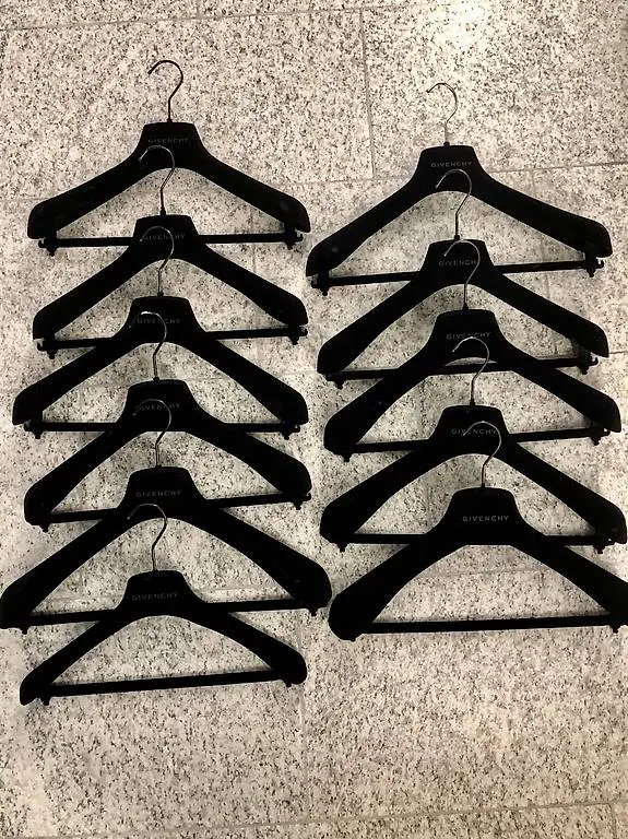 GIVENCHY 24 stk. samt Kleiderbügel.