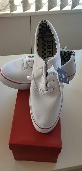 Neue Ferrari Sneakers