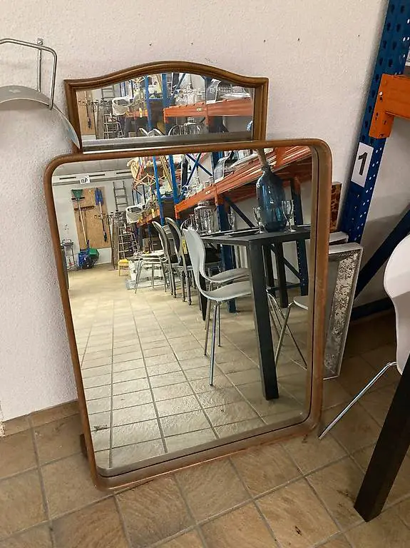 Rechteckiger Spiegel mit Holzumrandung