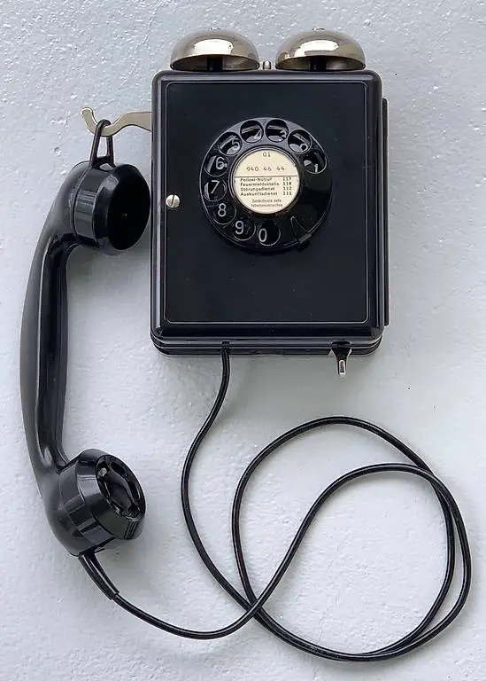 Wandtelefon mit Wählscheibe