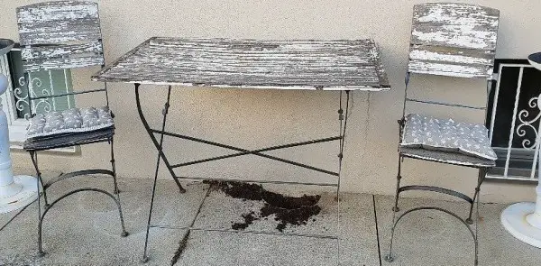 Sehr schönen romatischen Gartentisch mit 2 Stühlen und Küssi