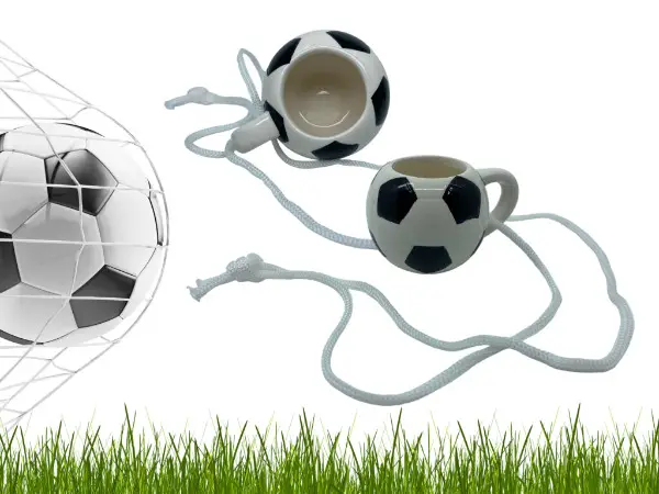 Fussball Stamperl aus Keramik mit Kordel