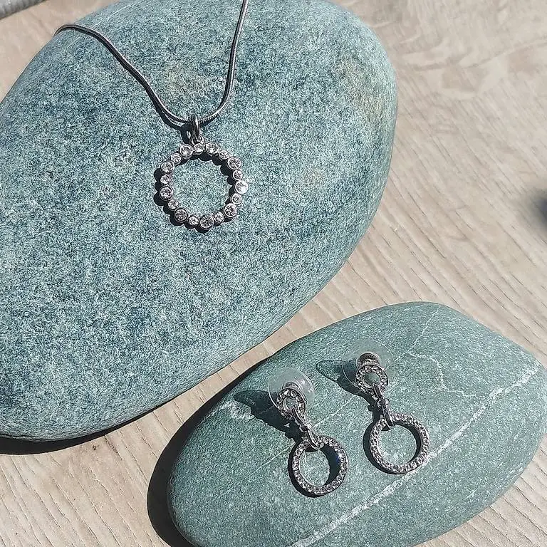 Schmuckset: Silberkette und Ohrringe mit Zirkonia-Steinen