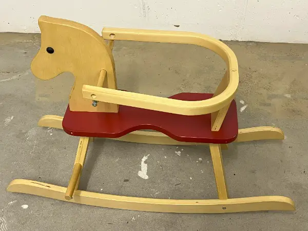 Mitwachsendes Schaukelpferd aus Holz