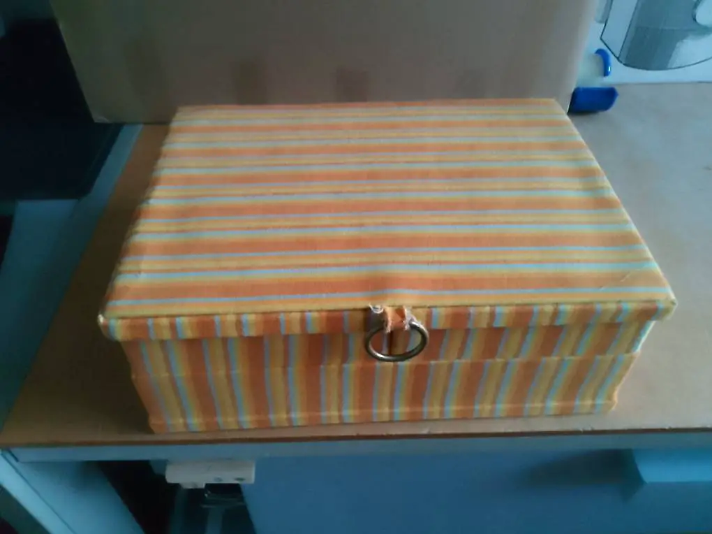 2 Nähschachtel, Stickgarn, Häckelgarn