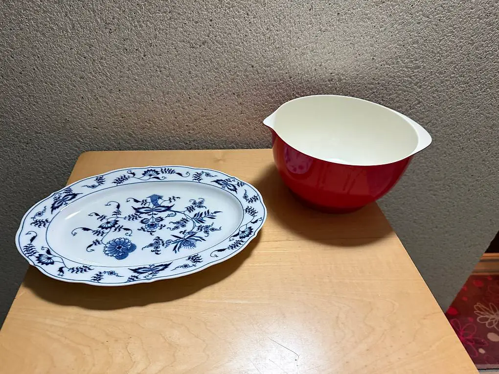 Teigschüssel und Porzellanplatte