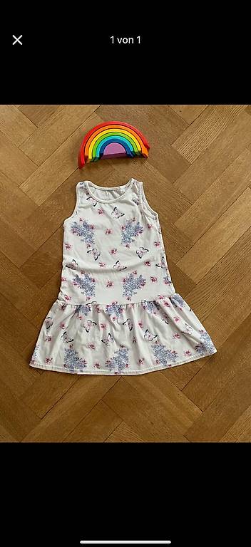 Schönes Sommer Kleid mis Blumen und Schmetterlinge