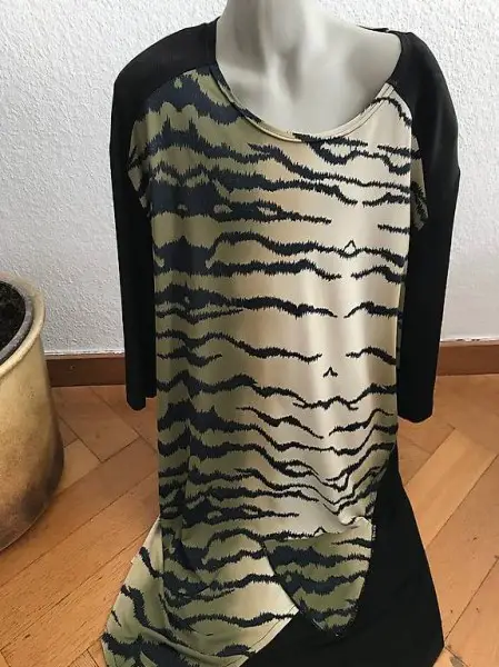 T-shirt (schwarz- grün- Töne)