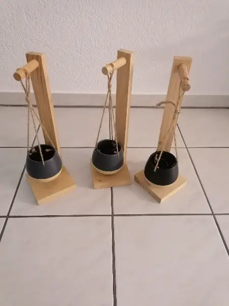 Holzständer mit Pflanzentöpfe für Pflanzen