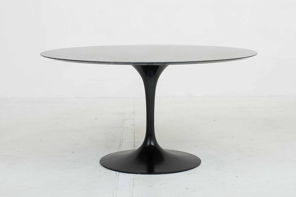 Knoll Tulip Table 137cm von Eero Saarinen, schwarzer Marmor