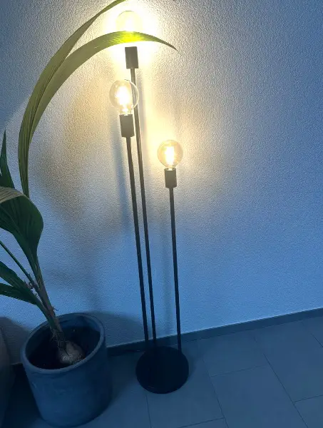 Stehlampe schwarz