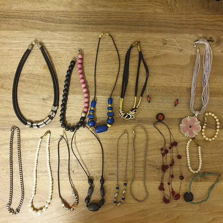 16 Modeschmuck Halsetten und Armbänder, diverse Materialien