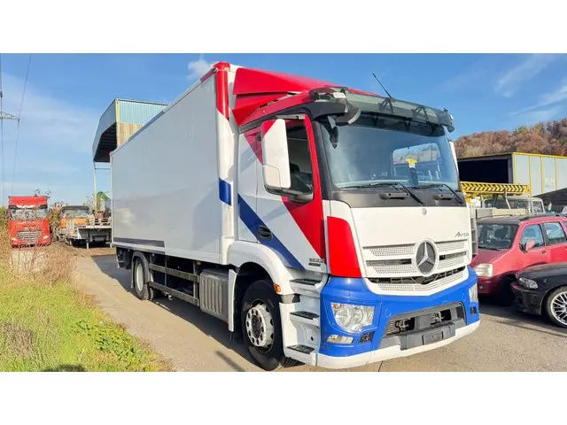 MERCEDES-BENZ, antos 1832, Kunststoffkoffer isoliert