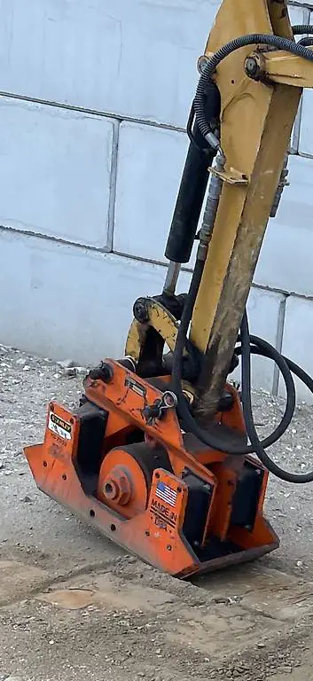 Piastra vibrante per scavatore