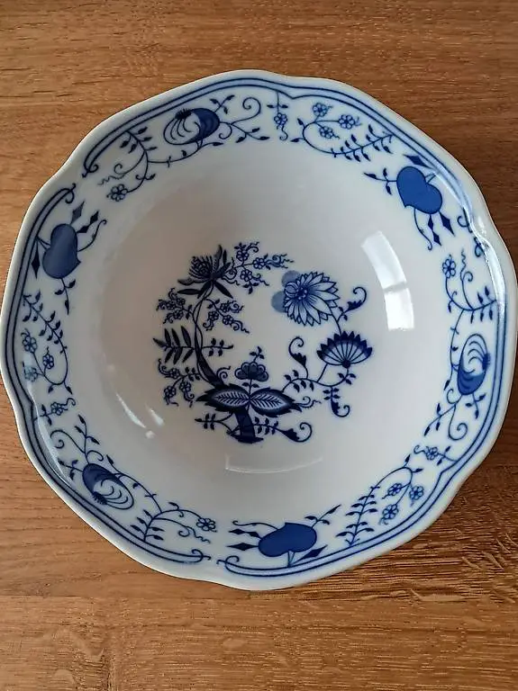 Schüssel weiss, blaues Blumenmuster Czechoslowakei