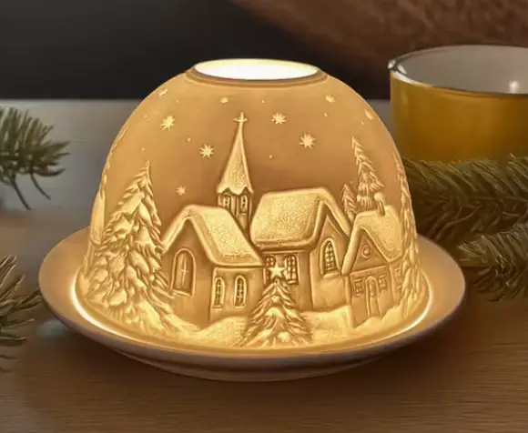 Porzellan-Teelichthalter mit 3D-Winterdorf-Szene