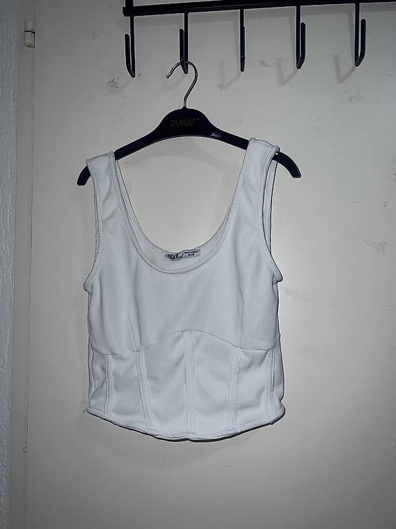 Weisses, eng anliegendes Croptop mit breiten Trägern