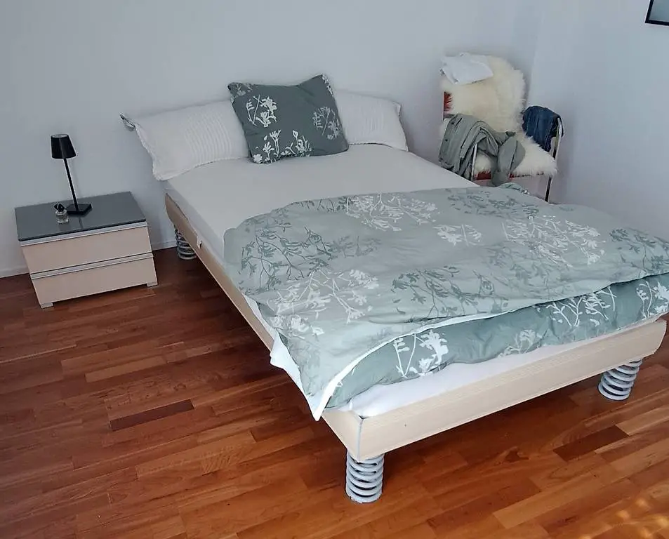 Zu verschenken: Bett mit Nachtisch