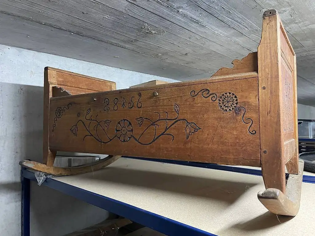 antike Wiege aus Tannenholz "1856"