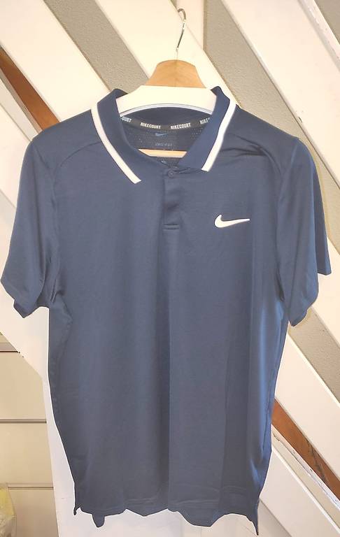 Nike Tennis Shorts L (CHF 60) und Tennis Polo L (CHF 30)