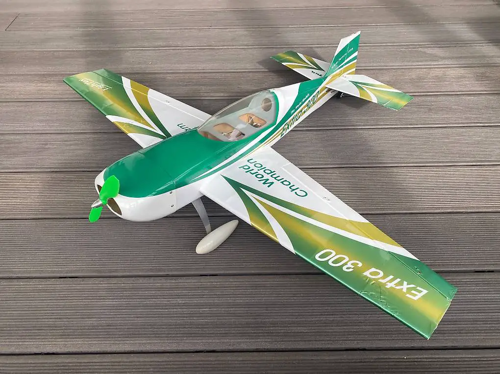 Extra 300 EP mit Brushless Motor und Lipo Akku