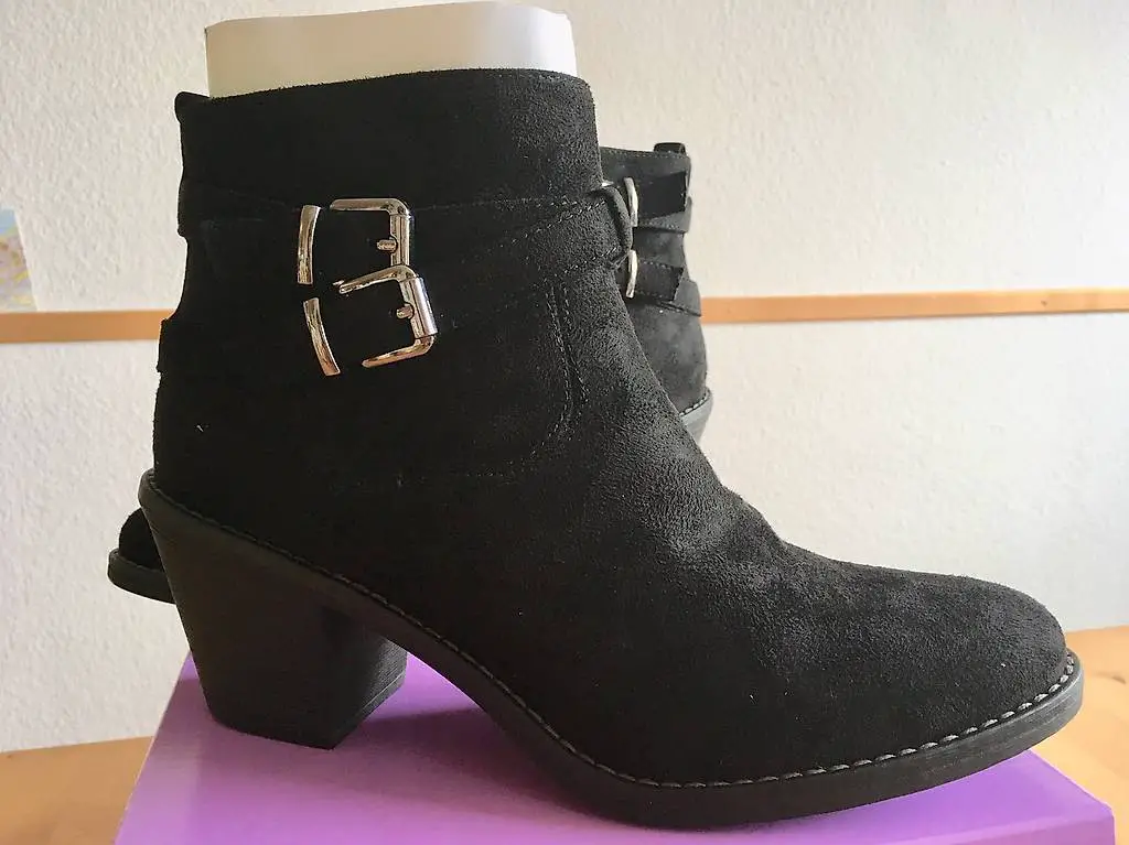 Stiefeletten 40 NEU schwarz und ungetragen