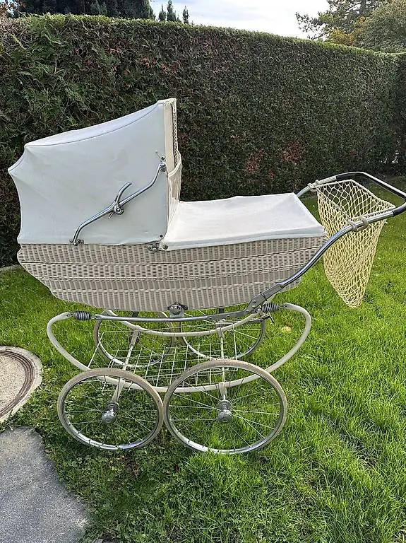 Alter Kinderwagen. Weisser Korb Rattan