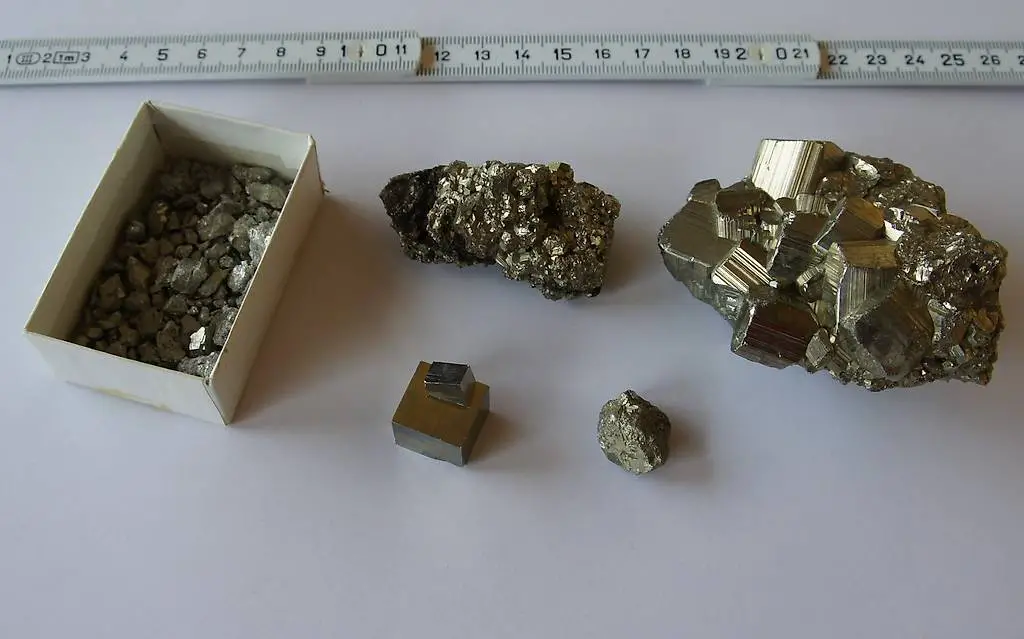 Sehr schöne Pyrit Gold Stufen + Würfel Set mit 422 Gramm