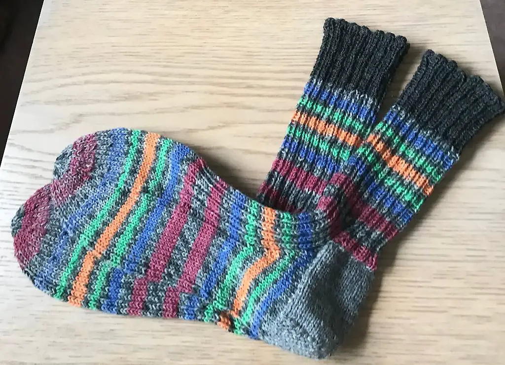 Sehr schöne gestrickte Herrensocken NEU