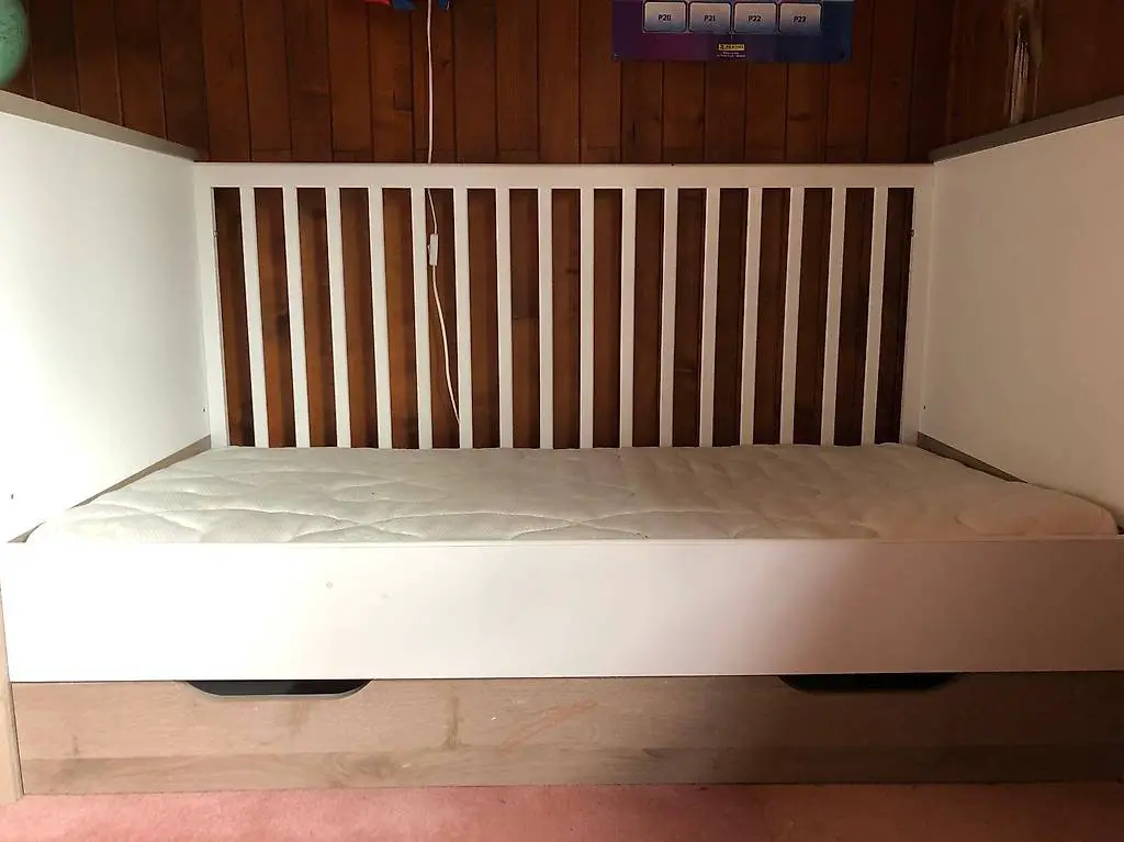 Lit de bébé à barreau évolutif