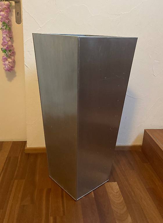 Pflanzentopf aus Metall