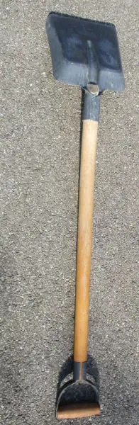 Randschaufel zum Sandsackfüllen aus Bunker, Festung