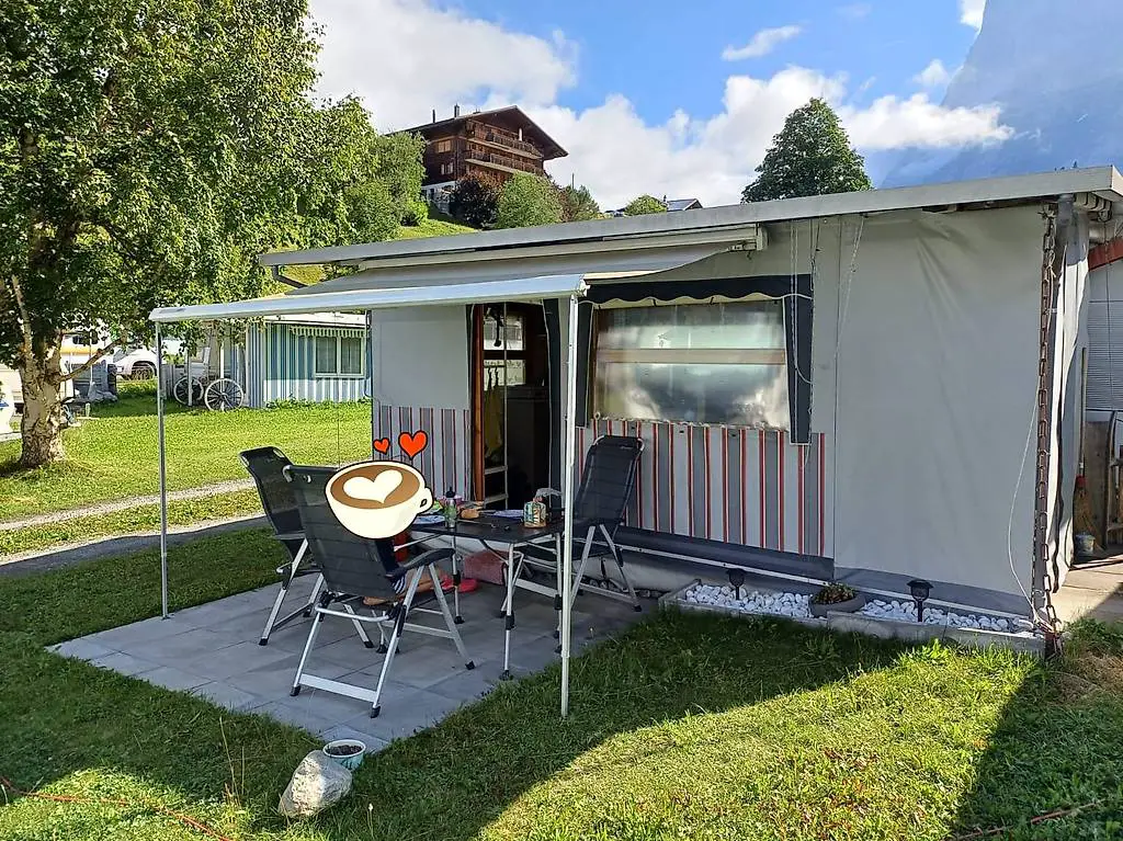 Wohnwagen mit festem Vorbau inklusive etlichem Inventar