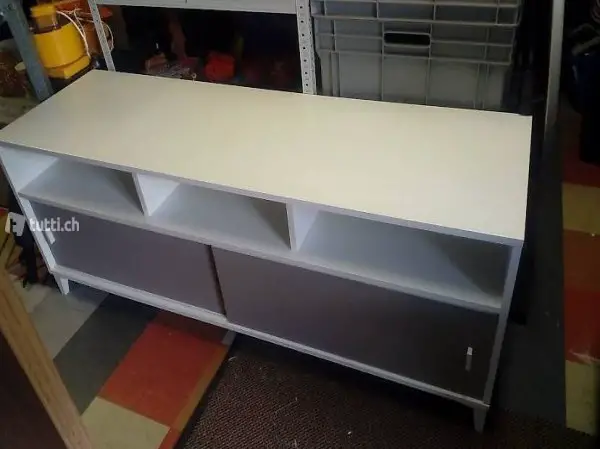 Ein älteres längliches Sideboard mit Schiebetüren und Fächer