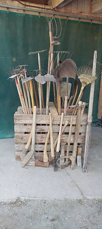 40. Handwerkzeug für Garten und Wald