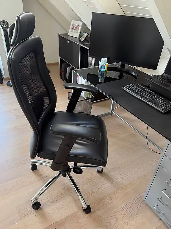 Schreibtischstuhl / Bürostuhl in schwarz