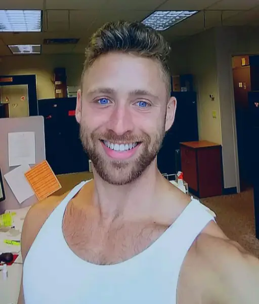 Jeune homme recherche l"amour avec un homme Mature